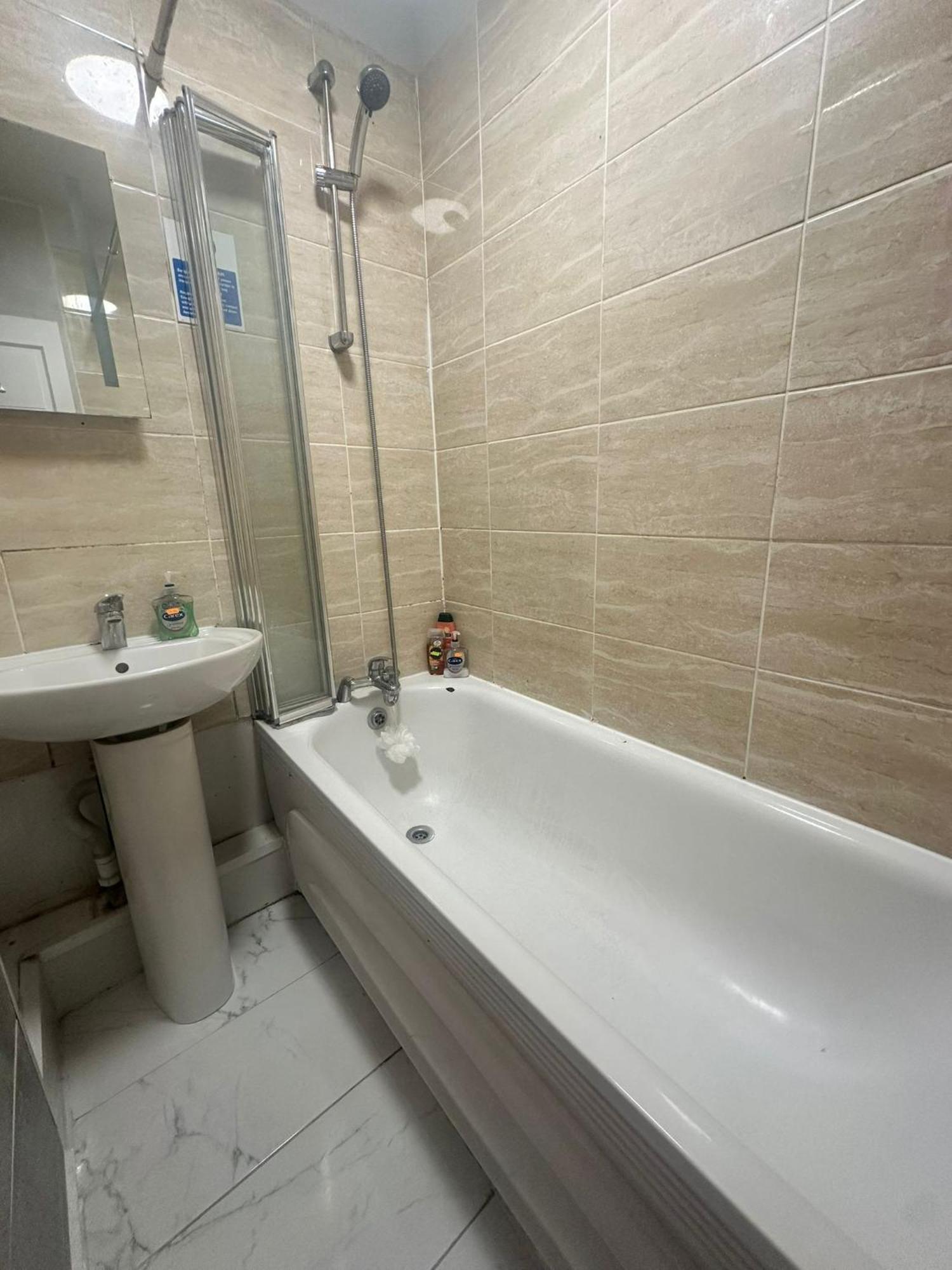 Lovely Ground Floor Miles Apart Apartment ลอนดอน ภายนอก รูปภาพ